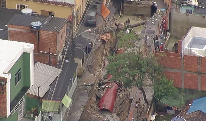 Chuva abre cratera e 150 famílias são acolhidas em Mesquita (RJ)