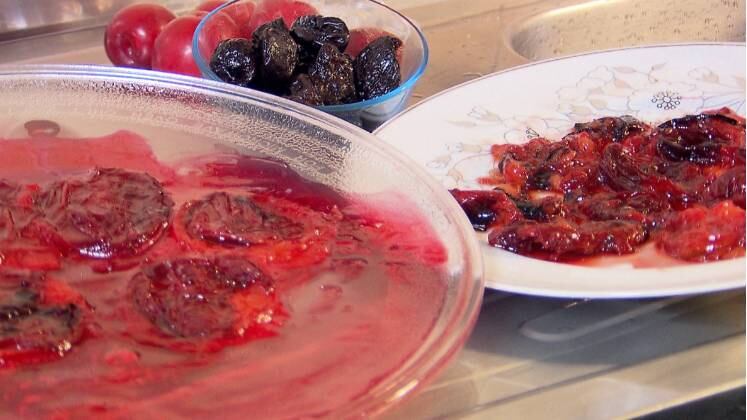 Ameixa seca caseira

Ingredientes:
1
kg de ameixas frescas, maduras

1 litro de água quente

1 colher de sobremesa de bicarbonato


Modo de preparo:
1. Lave
as ameixas, corte-as ao meio, retirando os caroços com uma faca de ponta
2. Deixe
as metades das ameixas de molho na água quente, misturada ao bicarbonato, por
apenas 20 segundos
3. Em seguida, dê o choque térmico, lavando as ameixas em água fria




















Modo de preparo no
forno comum:




1. Coloque
as metades das ameixas viradas para baixo, na grade do forno ou em uma cesta de
alumínio, com um pequeno espaço entre elas
2. Regue
com fios de mel. Coloque também uma forma, na parte de baixo do forno, para
recolher o líquido que cairá das ameixas e não sujar seu fogão


3. Deixe
no fogo baixo, por 8 horas, mais ou menos (depende de cada forno, então, olhe a
cada hora e vá retirando as ameixas que desidratarem primeiro)



Modo de preparo no micro-ondas:
1. Coloque
as metades das ameixas no prato do micro-ondas, viradas para baixo, com espaços
entre elas, para não grudarem
2. Regue
com fios de mel
3. Ligue
o micro-ondas na posição descongelar por 2 horas, divididas
de 15 em 15 minutos, para retirar as que desidratarem primeiro





















