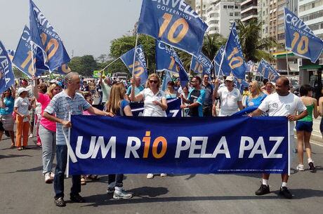 A caminhada começou por volta das 11h, no Posto 6 da praia de Copacabana, e terminou na frente do Copacabana Palace