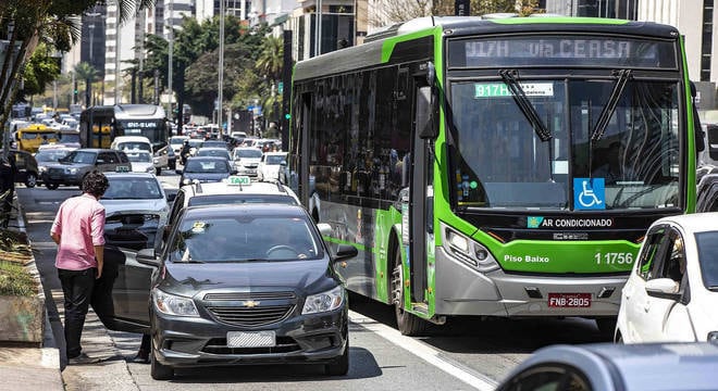 Passageiro pega carro de app na avenida Paulista