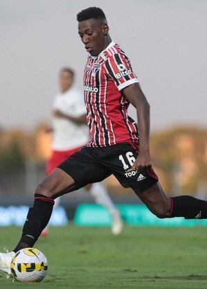Léo, do São Paulo, arrisca o chute