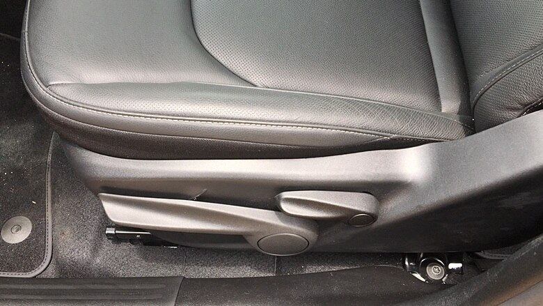 Já o ajuste de altura é de série no assento do motorista