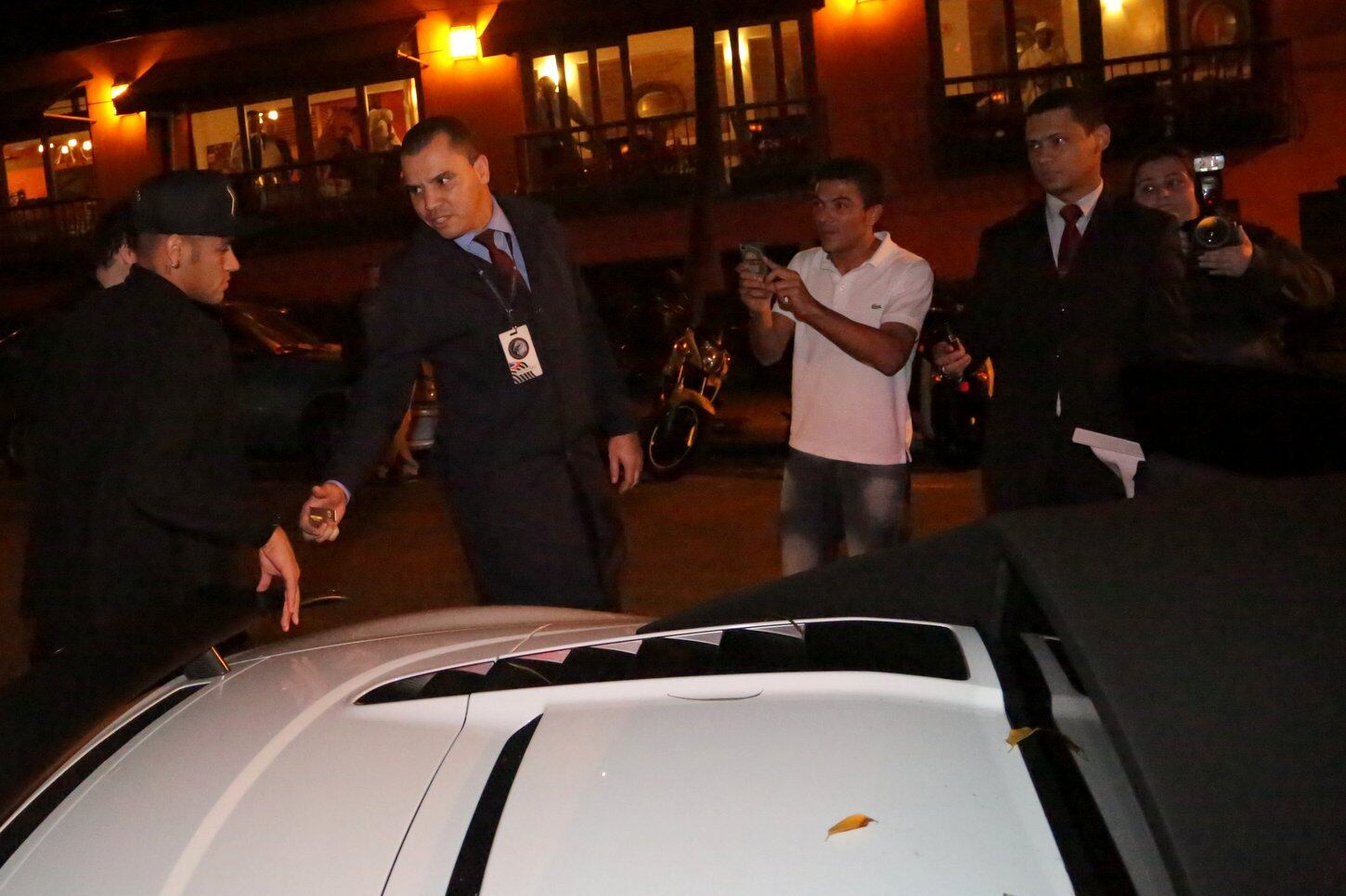 Na saída, o craque foi fotografado por fãs e paparazzi