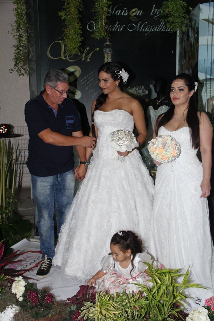 O desfile contou com Mcs e ex-BBBs