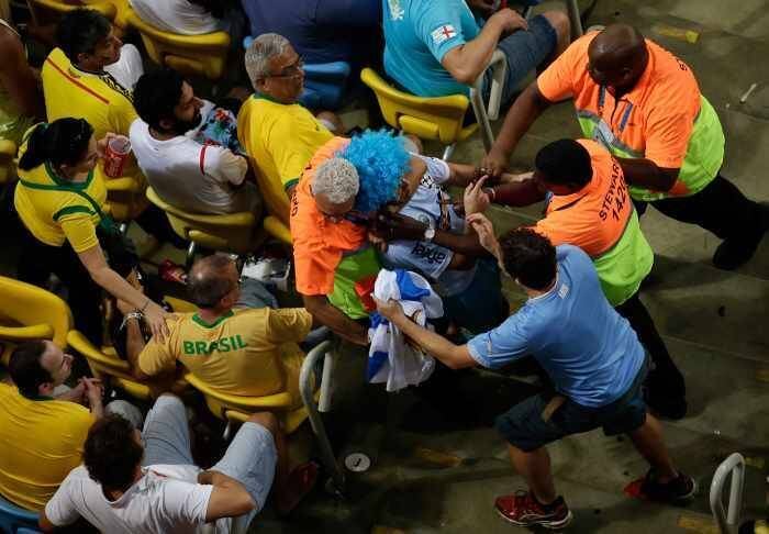 Torcedor não foi gentilmente convidado a se retirar no jogo entre Uruguai e Colômbia