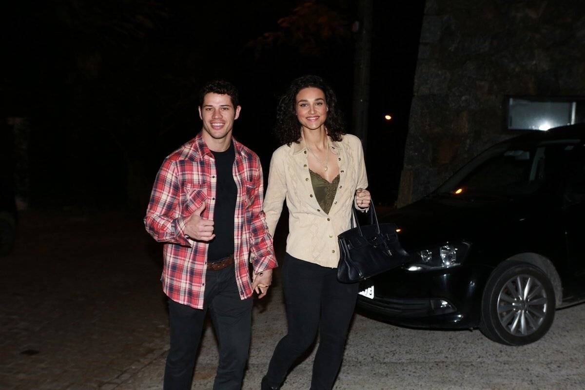 José Loreto foi com a mulher Débora Nascimento para a festa na casa de Luciano e Angélica


