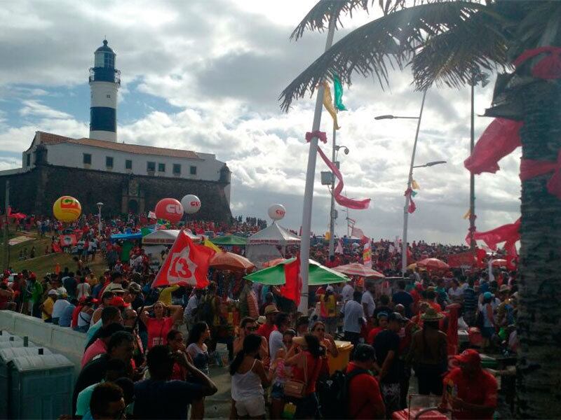  Segundo informações da CUT-BA (Central Única dos Trabalhadores), mais de 90 mil pessoas estão no local, mas a Polícia Militar estima que 4.000 pessoas estão no ponto turístico