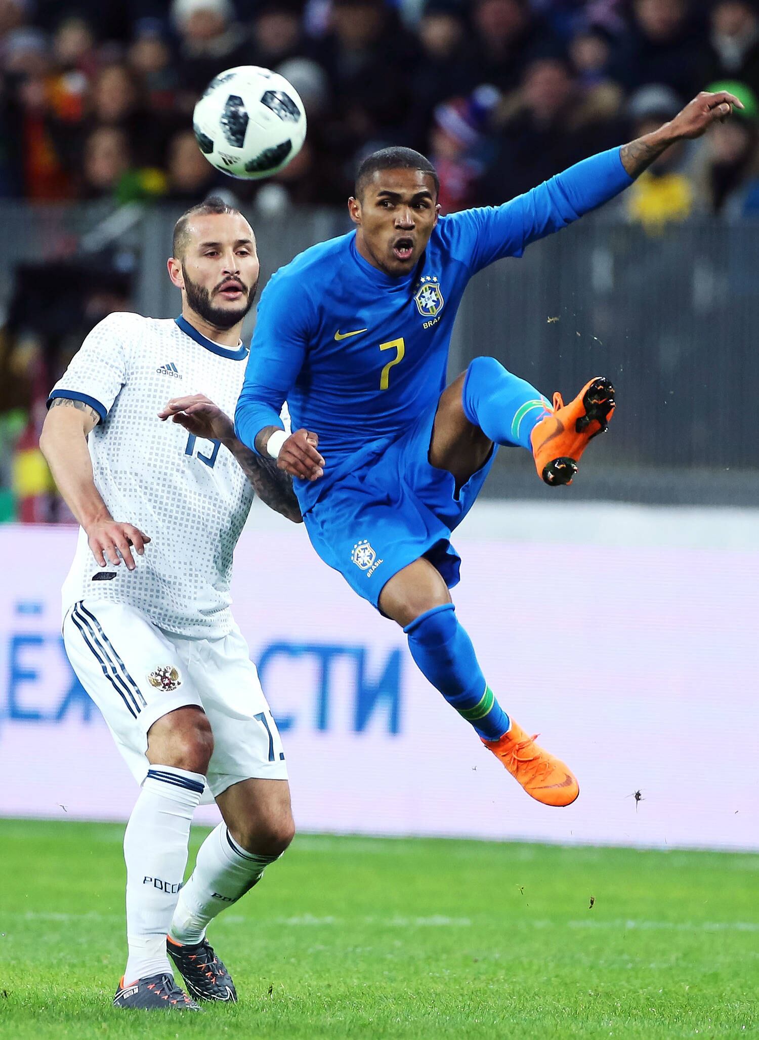 Douglas Costa foi titular no Brasil