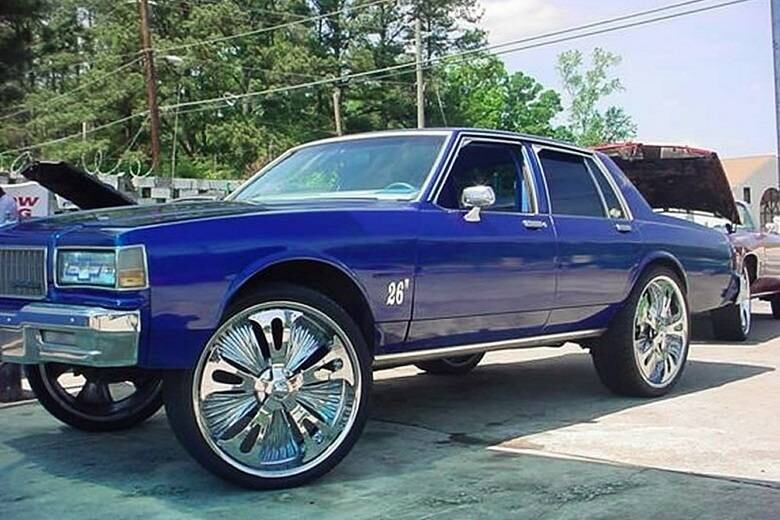 Carros com rodas exageradas