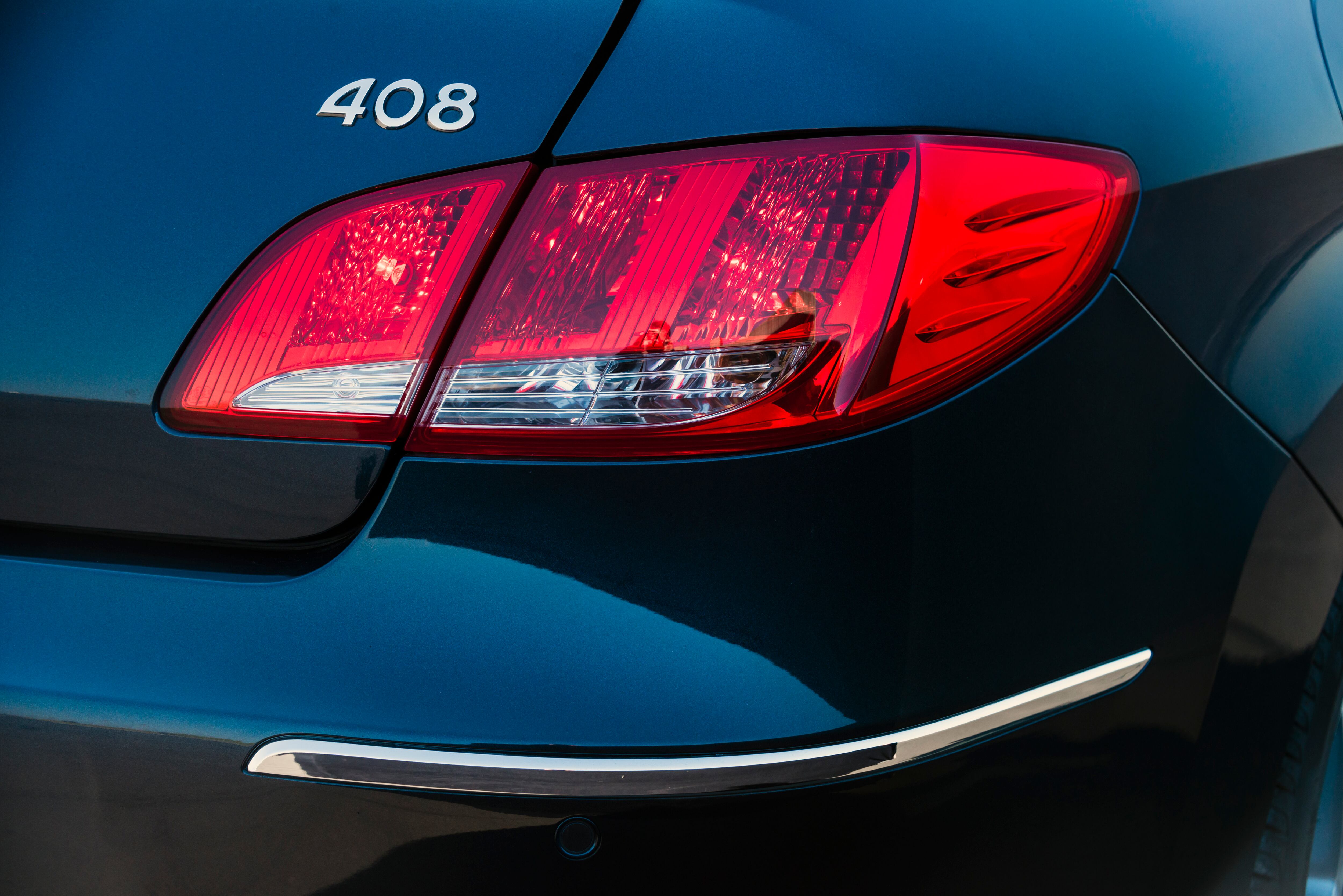 Atrás, as lanternas, quando acessas, simulam as garras de um leão — símbolo da marca francesa

Quer saber tudo sobre carros? Acesse www.r7.com/carros