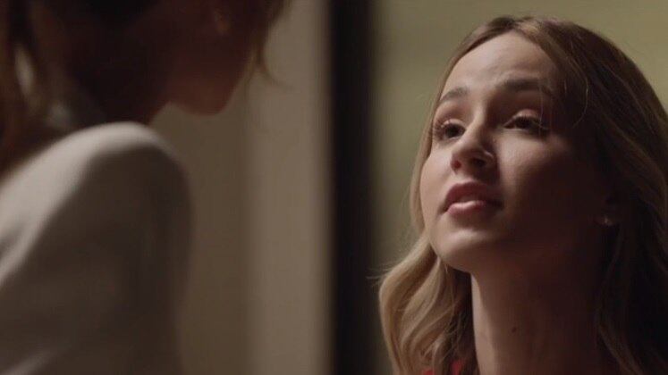 Conquistou a lealdade da neta
Com ciúmes da amizade entre avó e neta, Heloísa expulsou Ísis de casa. Ao ver a cena, Mirela não tolerou o tratamento e discutiu com a mãe, demonstrando toda a sua lealdade à avó