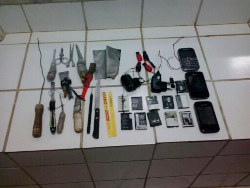 Serrotes, facas, chuços,tesouras, celulares, pendrives, carregadores e baterias de celulares foram encontrados nas celas dos presos