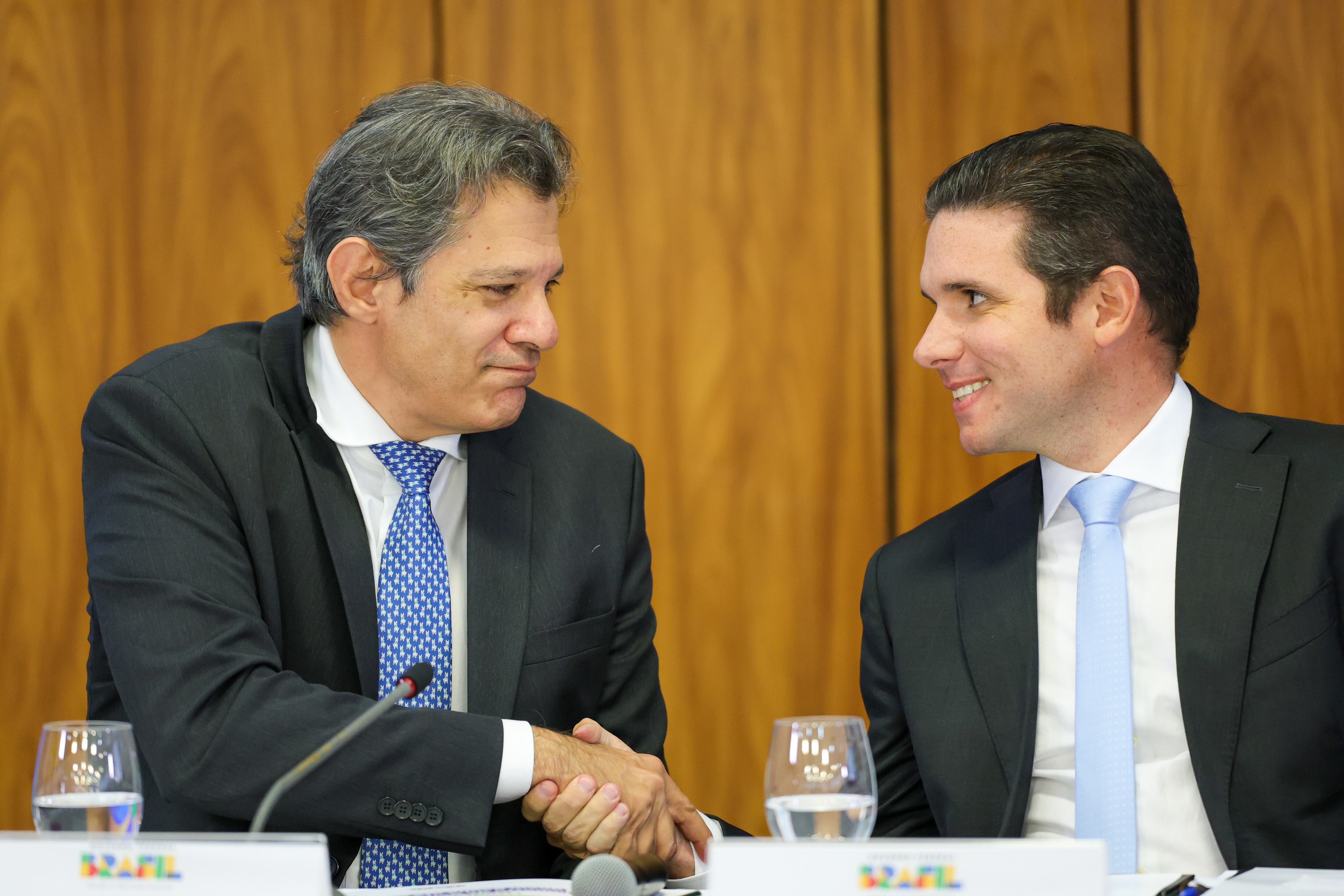 Brasília (DF) 18/03/2025 O presidente , Luiz Inácio Lula da Silva, assina o Projeto de Lei que prevê Isenção de Imposto de Renda (IR) para pessoas que recebem até R$ 5 mil por mês. Presentes na cerimônia o ministro da Fazenda, Fernando Haddad, o vice-presidente Geraldo Alckmin, o presidente da Câmara dos Deputados, Hugo Motta, o ministro da Casa Civil, Rui Costa e a ministra de Relações Institucionais, Gleisi Hoffmann , além dos líderes do Governo no Congresso Foto: Fabio Rodrigues-Pozzebom/ Agência Brasil