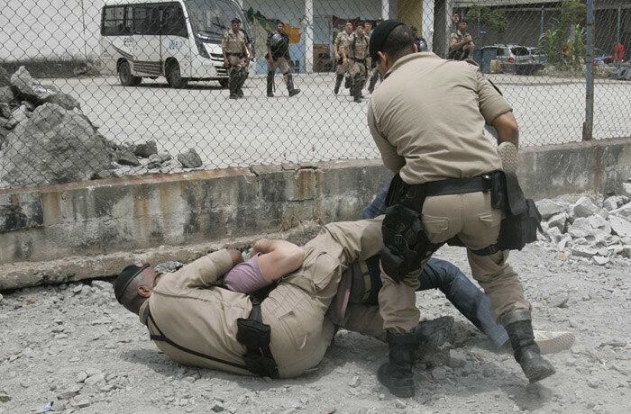 O agressor tentou correr após acertar o tapa no secretário e foi contido por guardas municipais