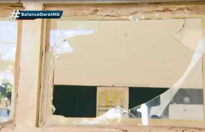 Os garotos invadiram a Escola Estadual Doutor Lucas Monteiro Machado no domingo (28) e testemunhas que estavam em um bar próximo à escola perceberam a confusão e chamaram a polícia