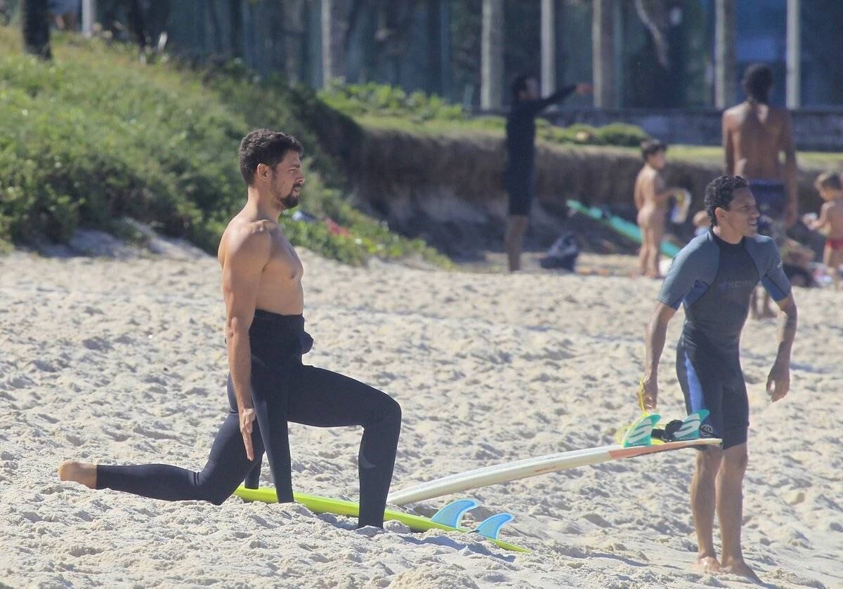 Cauã Reymond é fotografado em dia de surfe no Rio