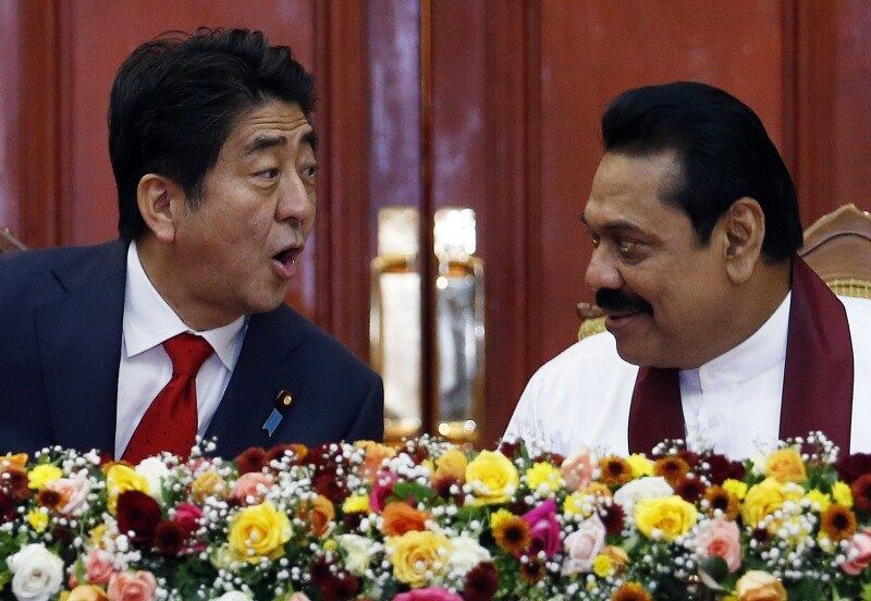 O primeiro-ministro do Japão, Shinzo Abe, conversa com o presidente do Sri Lanka, Mahinda
Rajapaksa, durante reunião bilateral. O político japonês está no Sri
Lanka em visita oficial de um dia