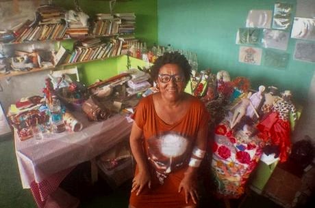 "A escola era opressora. A professora dividia a classe pelo tom de pele. Quem era mais escuro tinha que sentar no fundo", relembra dona Jacira ao falar da infância