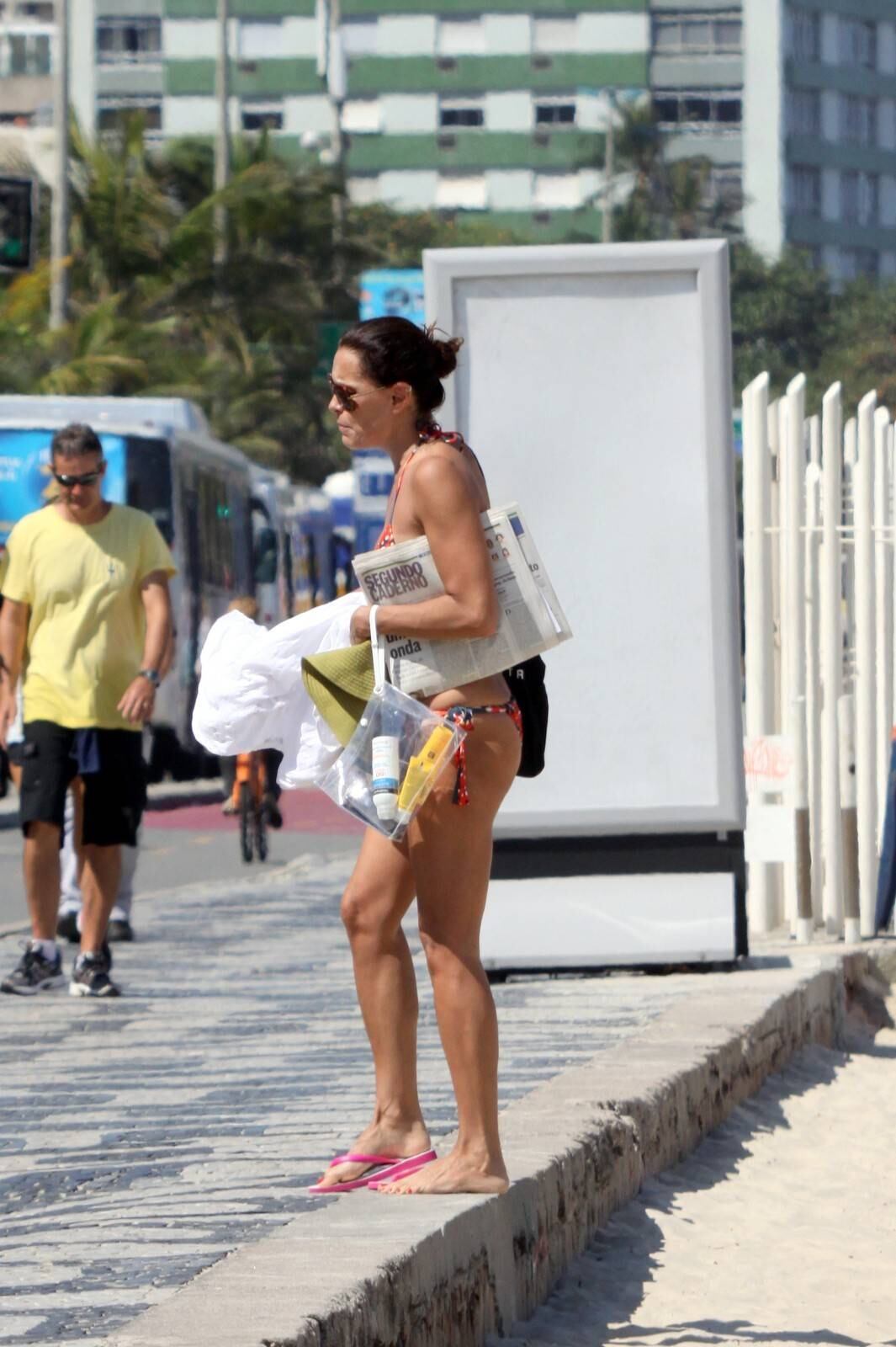 Carolina Ferraz tomou sol com o namorado