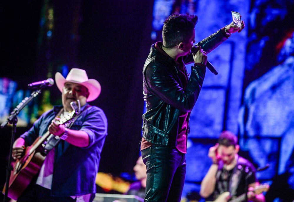 O sertanejo parecia animado e se divertiu fazendo fotos em cima do palco