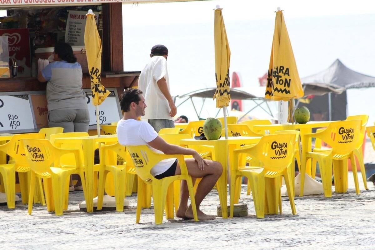 Paulo Rocha é fotografado bebendo água de coco na orla do Leblon, no Rio de Janeiro