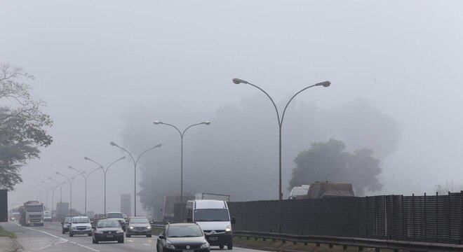 Motoristas encontram neblina no início do dia na rodovia Presidente Dutra