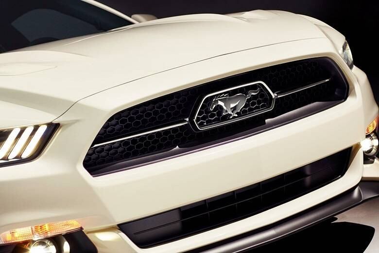 Inspirado no conceito Evos (2011), o novo Mustang segue o padrão atual dos carros da Ford (Kinetic 2.0) e abandona o visual retrô que marcou a quarta e a quinta gerações desde 2005