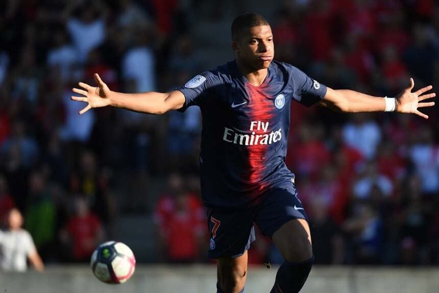 OFERTA MILIONÁRIA - Foram revelados, em documentos do 'Football Leaks', detalhes da negociação de Mbappé com o PSG. Em 2017, o Real Madrid chegou a oferecer 214 milhões de euros (R$ 795 milhões) pelo jogador, mas o craque francês optou por aceitar a oferta, de mesmo valor, do clube parisiense. Detalhes da negociação, pedidos salariais, influência da família e cifras exorbitantes foram revelados nos documentos obtidos pela revista alemã 'Der Spiegel' e analisados pela Mediapart, em parceria com a EIC (Colaborações Investigativas Européias).
(Foto: PASCAL GUYOT / AFP)