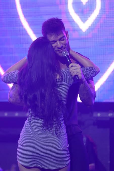 Lucas Lucco abraçou a fã após a invasão do palco