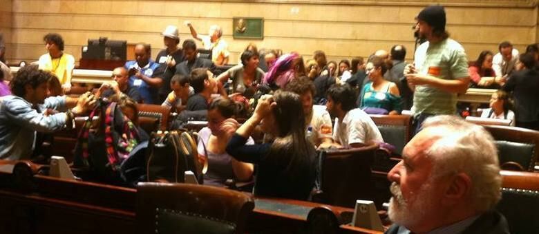 Professores ocuparam o plenário da Câmara e votação de plano de carreira é suspensa