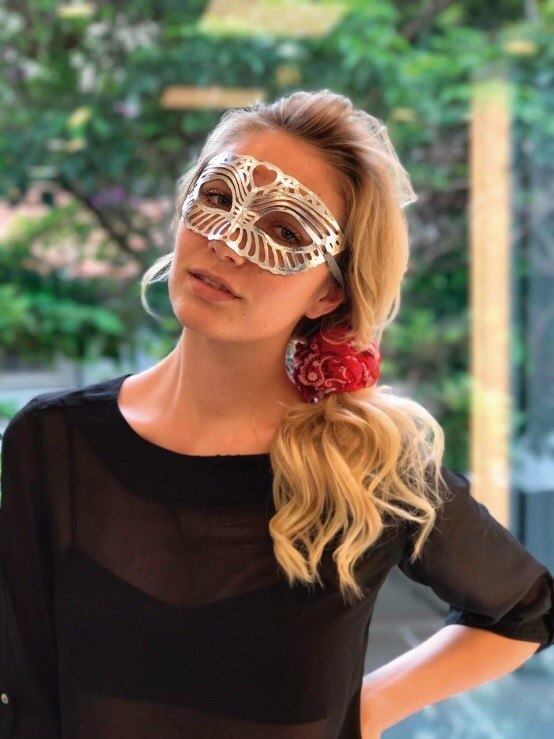Quer cair na folia neste Carnaval, mas sem perder a elegância? Nós temos a solução! O hairstylist Jotha Cunha, responsável pelo visual de Fabi Justus e outras famosas, elaborou um tutorial superprático de como fazer um rabo de cavalo lateral, uma ótima pedida para a época mais divertida do ano. Confira a seguir