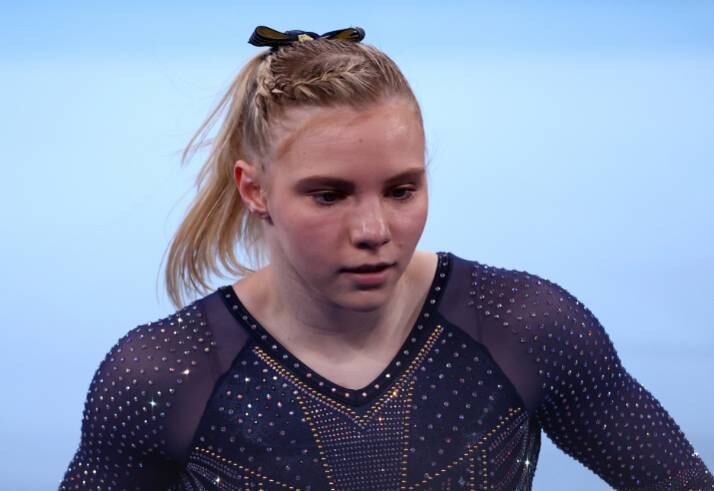 Jade Carey, que também integra a seleção feminina de ginástica artística do Estados Unidos, usou tranças presas de lado e um laço para incrementar o tradicional rabo de cavalo
