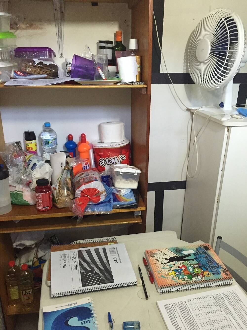 Em uma das celas, havia um armário com mantimentos e produtos de limpeza