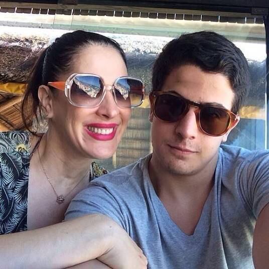 Claudia Raia é mãe presente e posa com o filho mais velho, Enzo