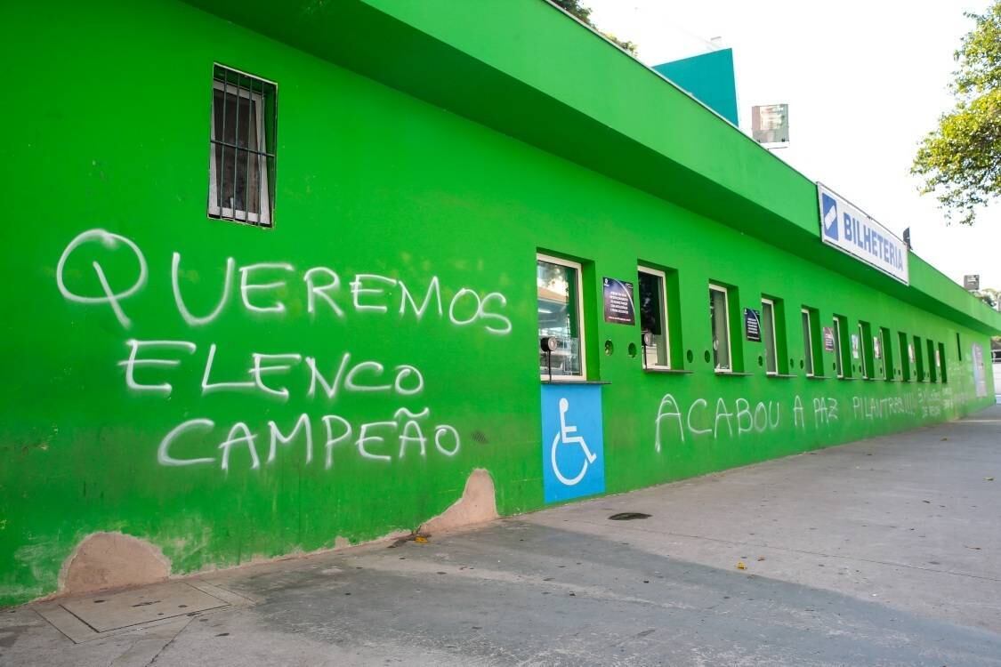A torcida exige um elenco de time campeão