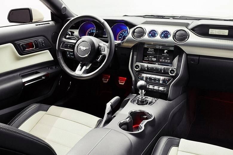 Mais chique por dentro, o Mustang ganhou mimos, entre eles a central multimídia MyFord Touch