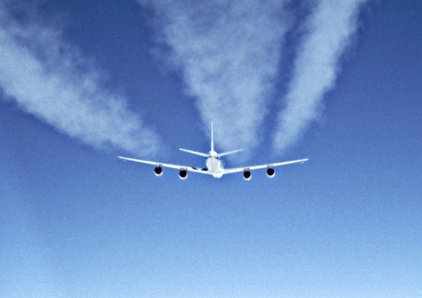 Em 1996, as especulações conspiratórias com relação aos rastros de aviões surgiram