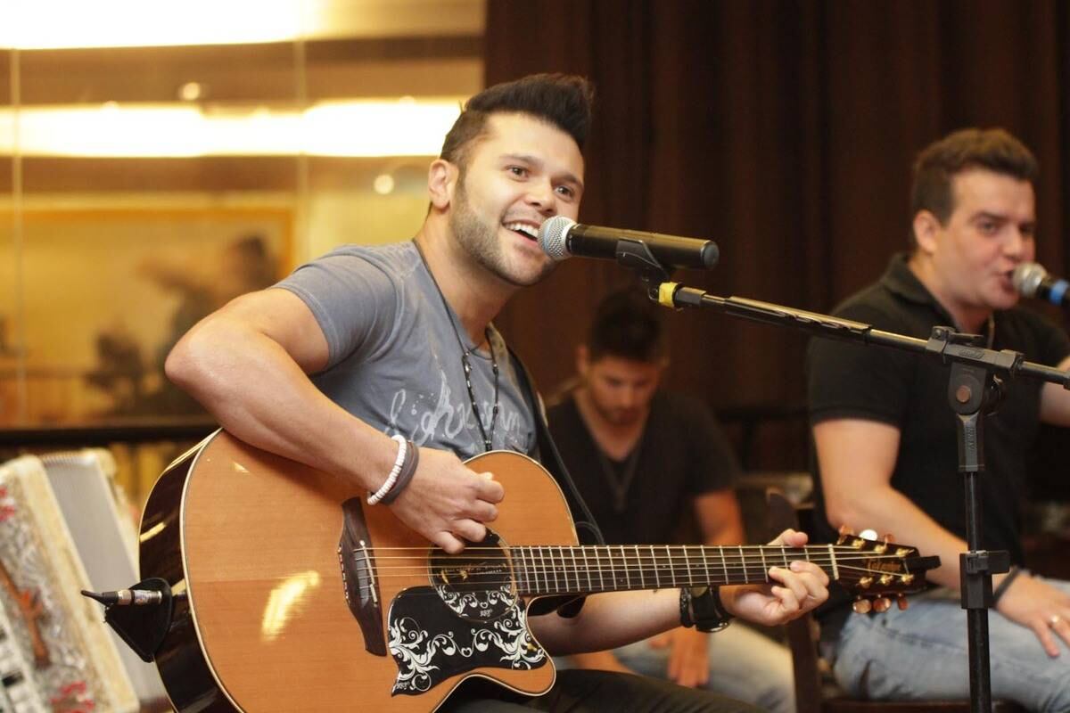 Marcos e Belutti ainda fizeram um pocket show
