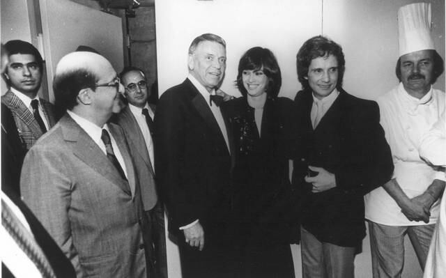 Maksoud, Miriam Rios e Roberto Carlos com Frank Sinatra, que fez show no hotel em 1981