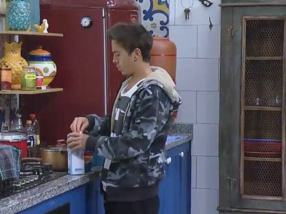 O peão foi até a geladeira e abriu o leite, enchendo uma caneca


+ Sonhos Perfumados? Bruna Tang se arruma e passa desodorante para dormir cheirosa

+ "Tô cansada dessa vida de Maria. Não nasci pra isso!", reclama MC Brunninha após fazer a janta

+ Miss diz que quer brincar de alguma coisa e Marlos sugere: "Pega bumbum!"

+ Débora relembra o passado e faz revelações quentes: "Engordei 15 quilos, tentei me matar... Foi o pior ano!" 

+ Babi Rossi compara o ex, Olin Batista, com o peão Léo Rodriguez. Descubra o que ela disse! 

+ Marlos explica porque não vai votar mais em Helô: “Ela reconheceu que errou”

+ Que situação! Marlos tenta fazer exercício no quarto e rasga a bermuda

