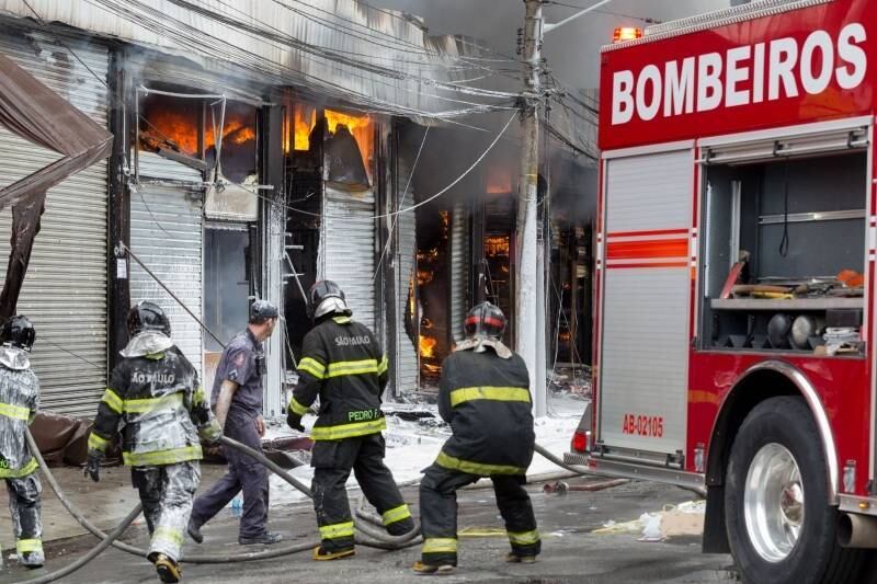 As viaturas estão tendo que acessar o prédio pela rua São Caetano, que fica na lateral da ocorrência