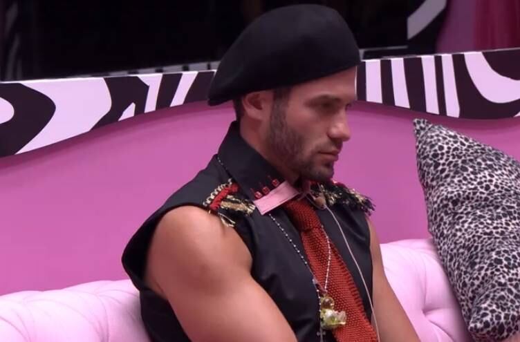 Roni e seu figurino diferente