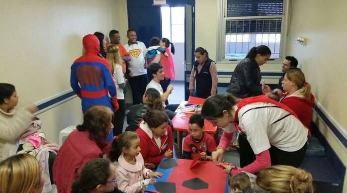 Mais do que entregar presentes materiais, a ONG tem como característica promover uma experiência completa com ações interativas que proporcionem um momento prazeroso em família