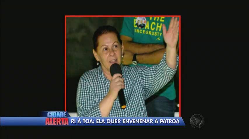 Ela teria colocado veneno de rato na comida da patroa. Funcionários da casa da ex-prefeita relataram que Deusamar estava insatisfeita porque Sheila nunca elogiava seus pratos 