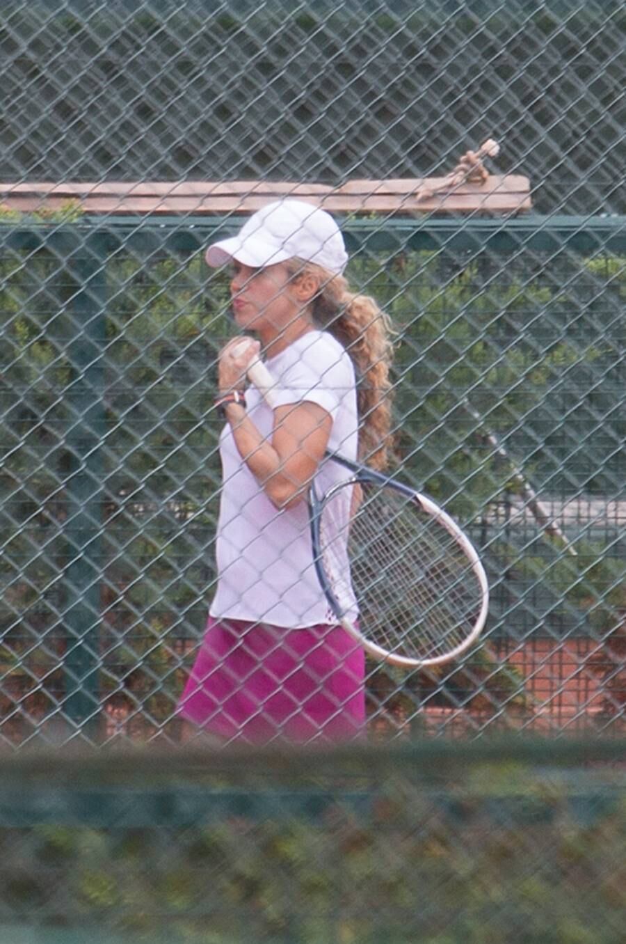 Enquanto os dois filhos brincavam juntos, Shakira jogava tênis