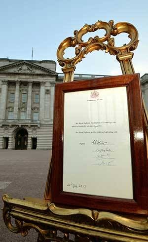 O anúncio oficial foi colocado do lado de fora do Palácio de Buckingham