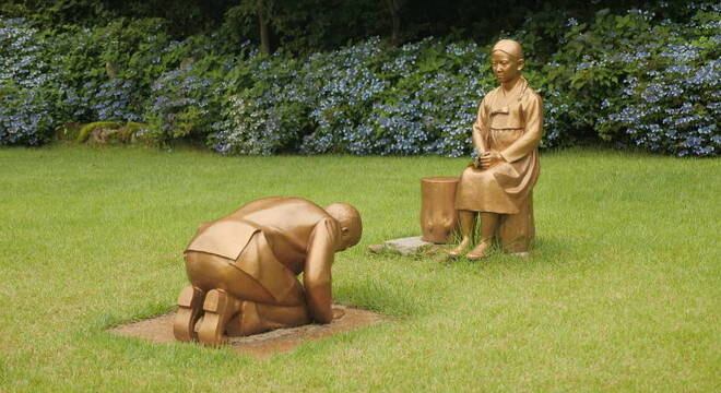 Estátua mostra homem japonês, supostamente Shinzo Abe, de joelhos diante de mulher