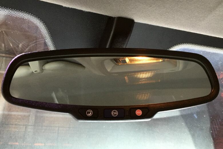 Por fim, os novos Onix e Prisma passam a contar com o OnStar, serviço de concierge e rastreamento que usa um chip de celular para fazer contato com uma central de atendimento exclusiva. Há ainda o rastreador, que pode reduzir o valor do seguro em até 25% e a função SOS, ativada em um acidente mais forte, com explosão de airbags. O sistema liga para a central de atendimento sozinho e envia a localização do veículo