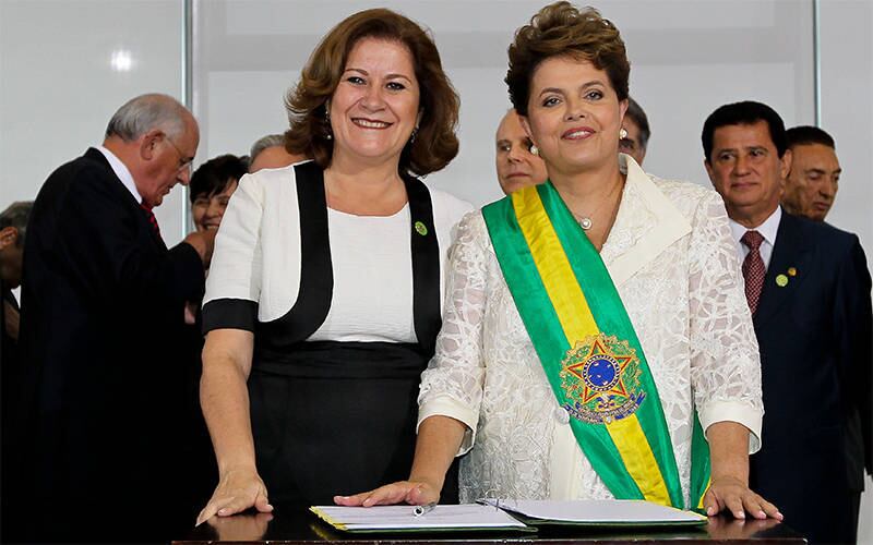 Na foto, a mamãe Miriam posa ao lado da presidente Dilma Rousseff quando assumiu o Ministério do Planejamento