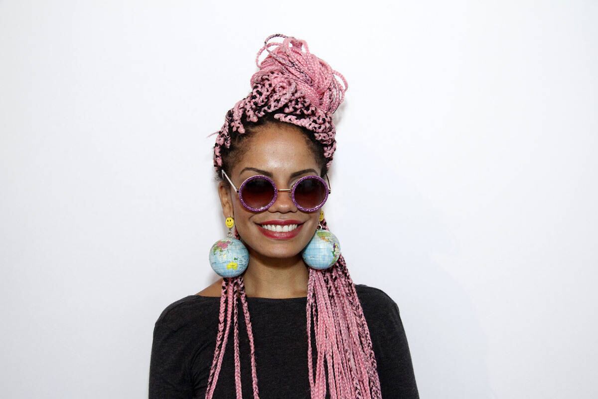


Magá Moura



— Me
inspirou na Rihanna. Vi uma negra com o cabelo cor de rosa, então, também quis!
Mas já vou mudar. Acredita que já tem gente me imitando?